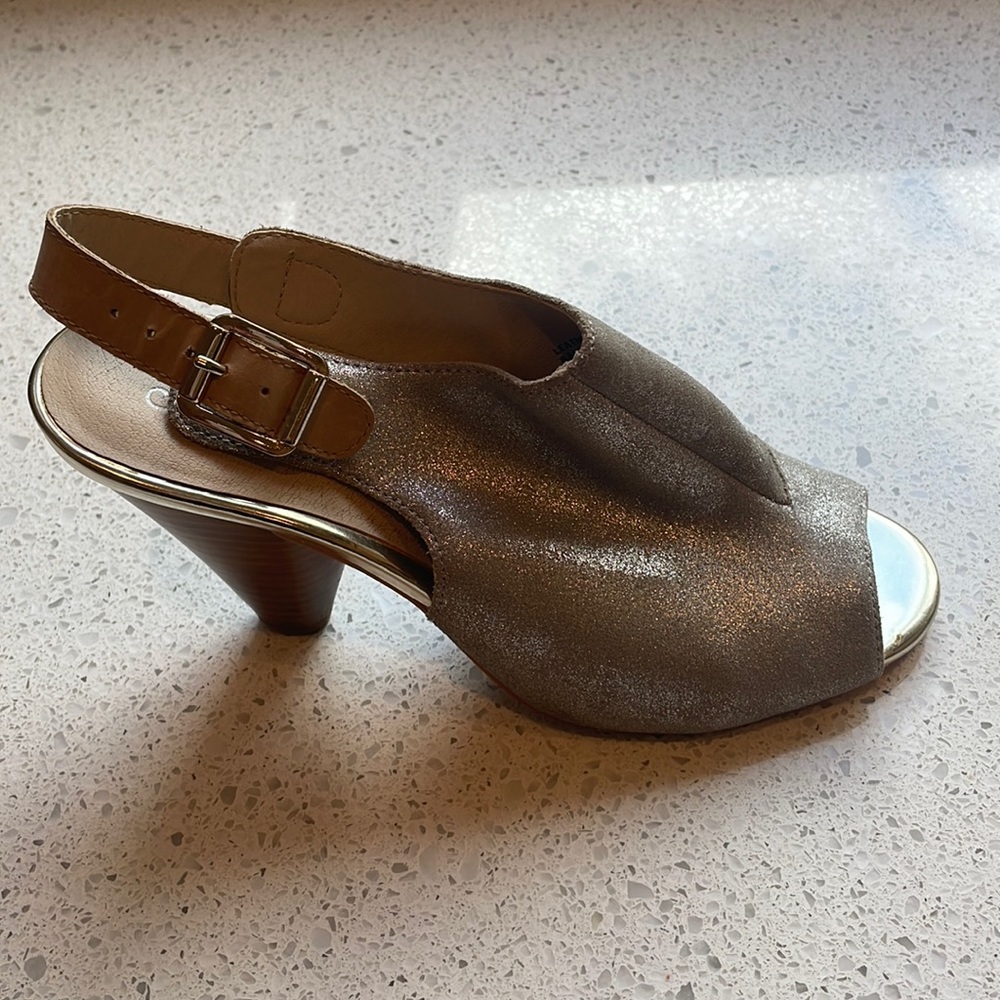 Sechelle’s strap back sandals